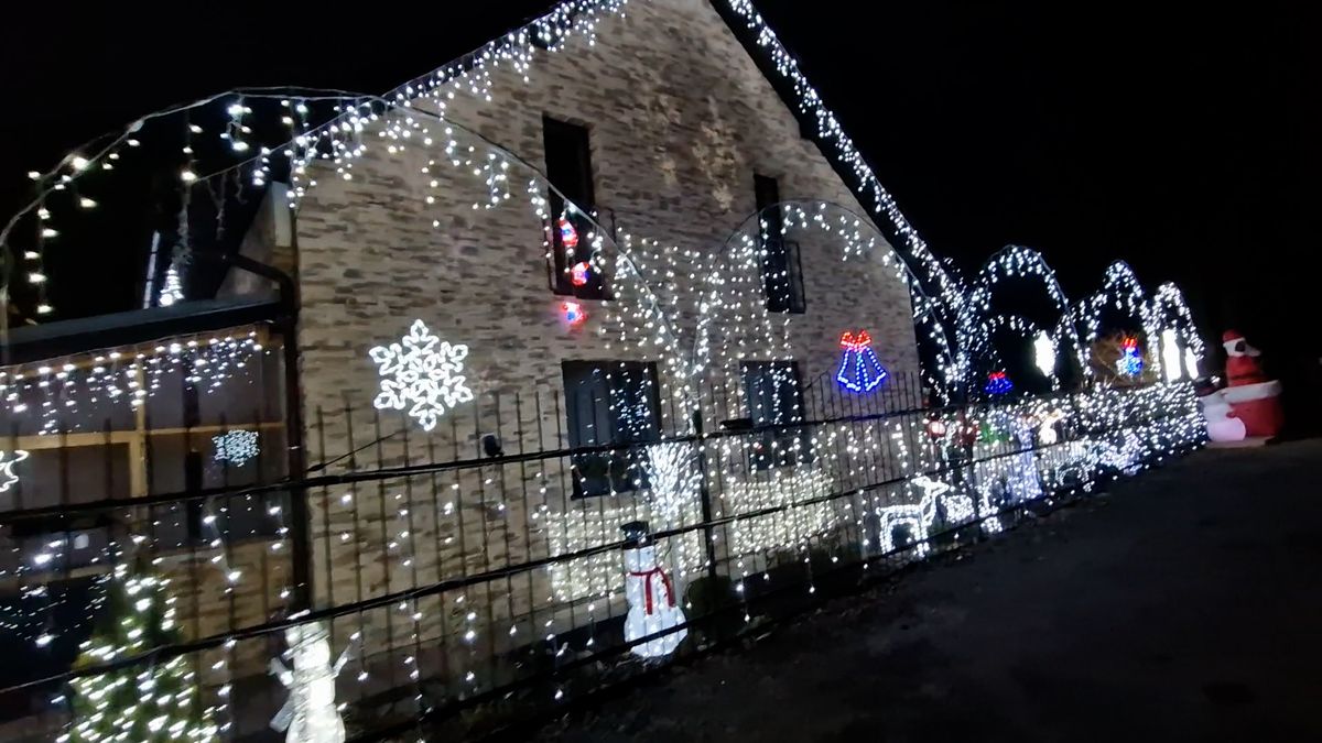 Jako v Americe. Na Karvinsku září vánoční dům s 90 tisíci světýlky