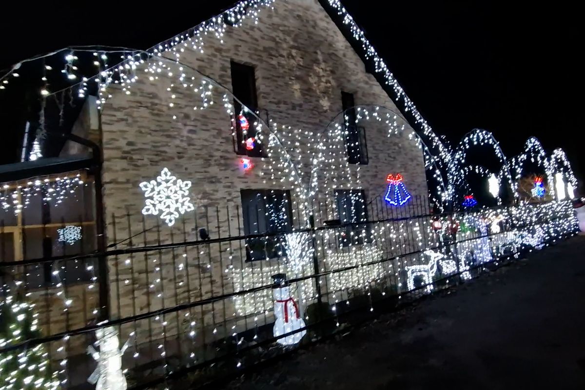 Jako v Americe. Na Karvinsku září vánoční dům s 90 tisíci světýlky