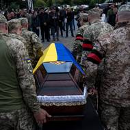 Jak ruská tak ukrajinská strana o svých ztrátách  mlží, jisté  však je, že počty padlých jdou do stovek tisíc. Pohřeb ukrajinského vojáka v Užhorodu. 9.října 2025.