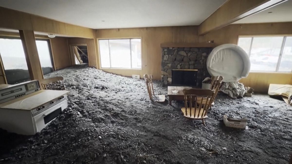 Atmosférická řeka pohřbila v Kalifornii auta a domy do bahna