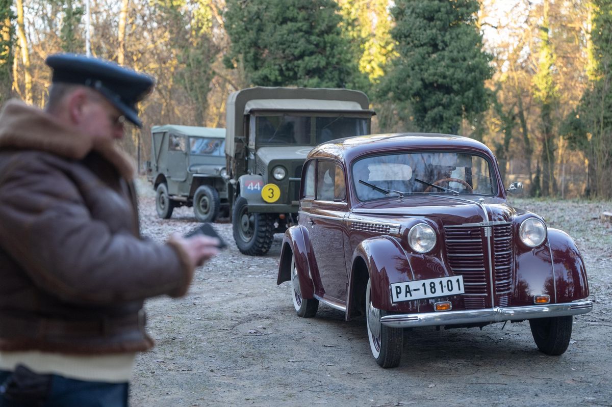 Před 84 lety vzlétl z Anglie letoun s parašutisty. Na místa výsadků vyrazily v neděli historické vozy
