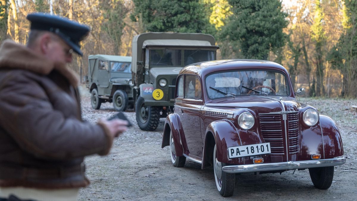 Před 84 lety vzlétl z Anglie letoun s parašutisty. Na místa výsadků vyrazily v neděli historické vozy