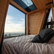 Architekti upravili boční šikmé strany tak, aby i jimi bylo možné vyhlížet do okolní krajiny.