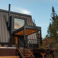 Chata je umístěná na vlastní plošině, zásah do krajina při její stavbě se tím minimalizoval.