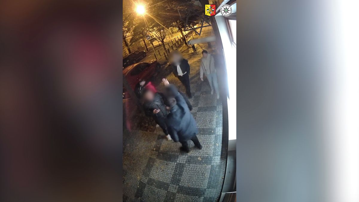 Hajlování u obchodu se židovskými suvenýry v Praze natočila kamera, policie hledá aktéry