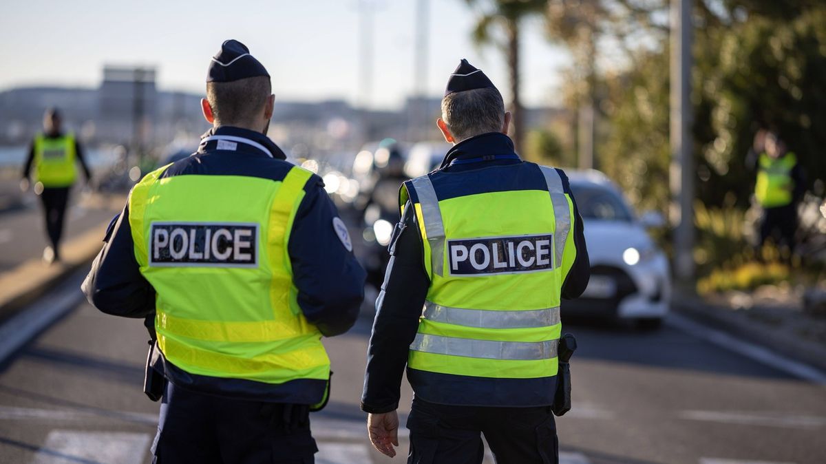 Muž z Mali pobodal v pařížském metru tři ženy