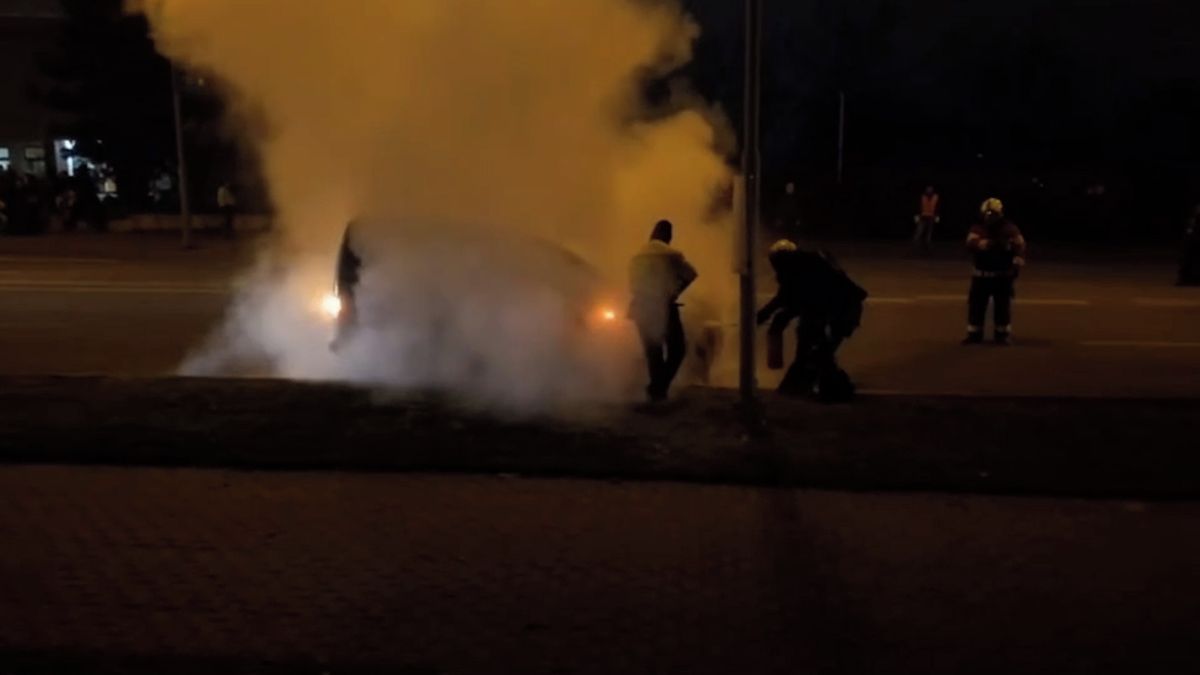 V Brně hasil hořící auto čert, předběhl i hasiče s cisternou