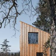 Dům je menší a kompaktní. 