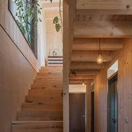 Schodišti zcela dominuje dřevo. 