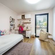 Venkovní žaluzie využívají hlavně kvůli zatemnění. Předtím bydleli ve městě, kde jim do bytu svítily lampy a nebylo to úplně komfortní, především kvůli spánku.