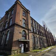 Přádelna bratří Neumannů byla postavena na konci 19. století z režného zdiva.