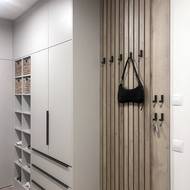 Stěny zdobí tapeta v teplých odstínech, jemné doplňky ladí se zbytkem bytu a osvětlení vytváří večer příjemné měkké světlo.