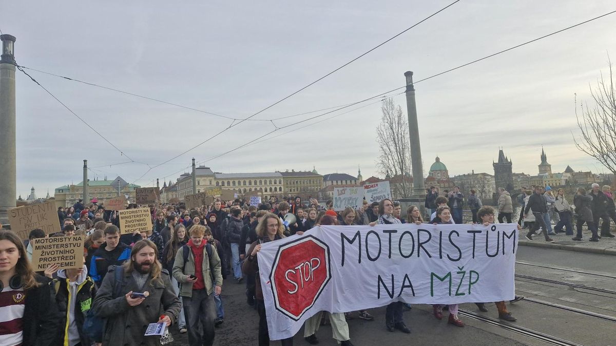 Studenti v Praze demonstrují proti Motoristům v čele životního prostředí
