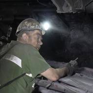 Čekání na test, jeden z údržbářů před testem důlního kombajnu. 