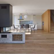 Krb je přirozeným dělicím prvkem, mezi jídelní a obývací zónou.