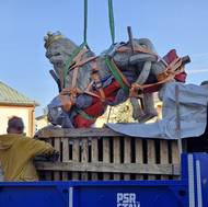 Restaurátoři odstranili 120 let starou a zhruba tunu vážící sochu lva z někdejšího secesního hotelu Veliš ve Žďáru nad Sázavou. Byla v havarijním stavu.