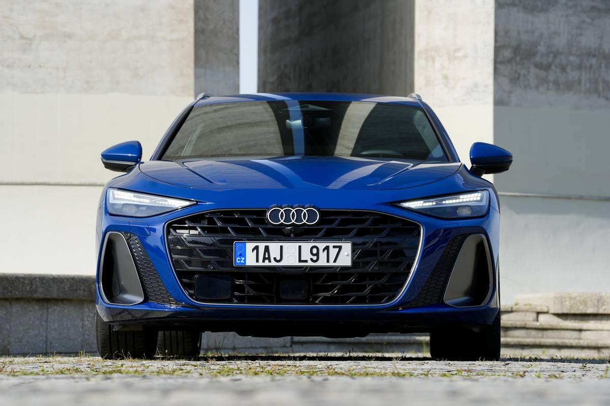 Audi A6 Avant TDI quattro se od elektrické verze e-tron liší především odlišnou maskou.