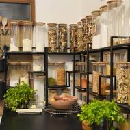 Kuchyňské dózy skrývají vše, co je k vaření potřeba.