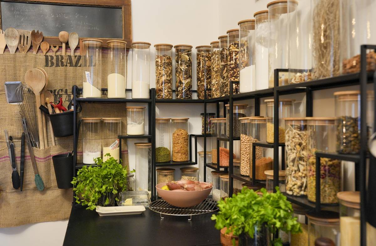 Kuchyňské dózy skrývají vše, co je k vaření potřeba.