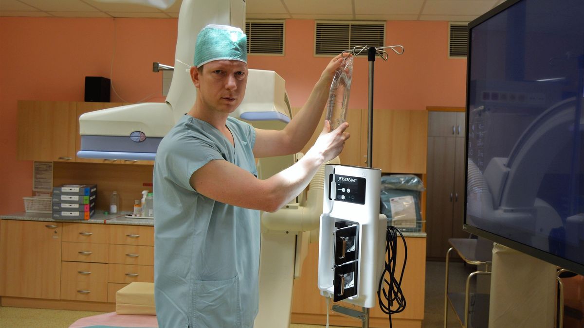 Lékaři z Vítkovic jako první provedli angioplastiku tepen dolních končetin vpichem přes zápěstí