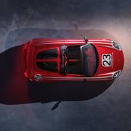 Ručně malovaný design odkazuje na Le Mans roku 1970.