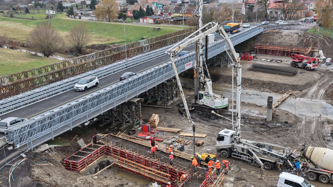 Mostní provizorium v Břeclavi se houpe pod přetíženými náklaďáky. Šoféry tak čeká vážení