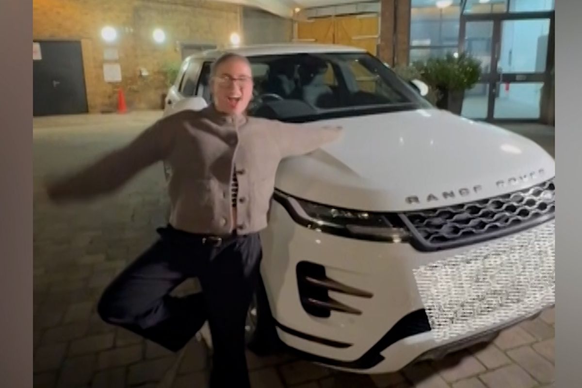 Šéf londýnské firmy dal zaměstnancům dárky za téměř tři miliony, bylo mezi nimi i auto