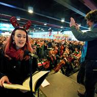 Dirigent Lukáš Prchal letos poprvé nestál na štaflích, ale na malém pódiu. 