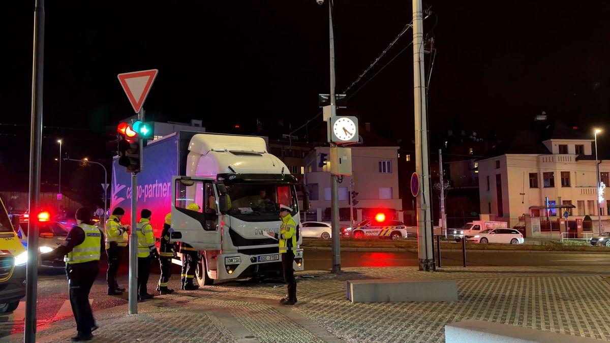 Řidič náklaďáku v Praze zkolaboval, vůz najel na chodník