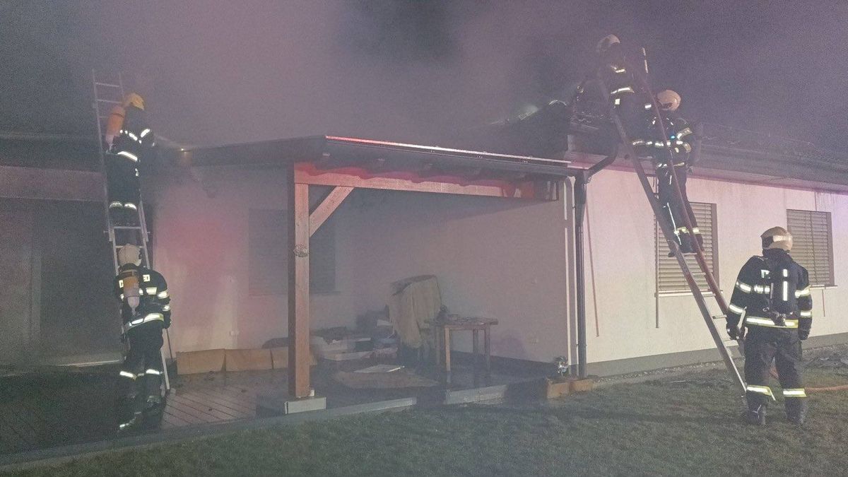 Lidé se skládají na pomoc rodině, které o Vánocích shořel dům