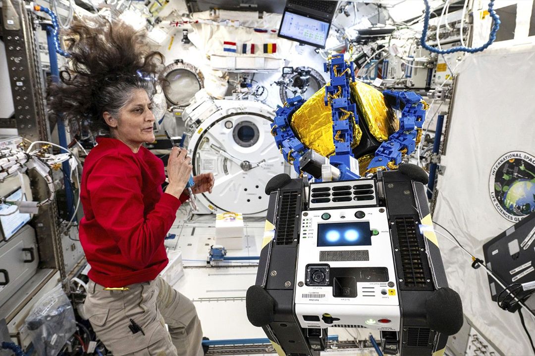 Astronauti testují na ISS robota řízeného umělou inteligencí