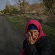 89letá Nina Grigorijevna stojí uprostřed silnice ve vsi Vіrnopillja, na pomezí Doněcké a Charkovské oblasti.  Na hlavě má  červený šátek, udřnýma rukama si utírá slzy z očí. Vzpomíná, jak do jejich vesnice dorazil Wehrmacht, jak německý voják vstoupil do jejich domu. Se starší sestrou se schovávala za maminkou. Nina vypráví: „Němec řekl ‚Zwei Kindern‘ a zmizel. Matka měla strašný strach z toho, co se bude následovat, ale on se po  chvíli vrátil s chlebem, konzervami a čokoládou, kterou nám, dětem, rozdělil napůl. Pak ukázal matce fotku svých dvou dětí, které byly někde daleko v Německu.  Moje maminka se ale konce války nedožila. Stalo se to v roce 1943, někdo přinesl na schůzi výbušniny, možná to byl granát, a zacházel s nimi tak nešikovně, že explodovaly a zabily šest lidí. Maminka byla strašně potrhaná, ale  nezemřela hned, trpěla celý týden. Je pohřbená tamhle, v sousední vesnici…“ Babička Nina mávne rukou přes rybník.  „A tam já se  kvůli bojům nemůžu dostat. Náš otec se vrátil krátce před koncem války, poté, co byl těžce zraněn. Přišel domů a našel tam jen nás dvě, mou sestru a mě. Matku už živou nenašel. Nakonec se znovu oženil, ale co můžu říct….macecha není matka.“ A Nina pláče a pláče a pláče a pláče. 