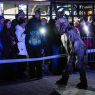 Diváky od čertů oddělovala páska. Ale leckdy nepomohla.