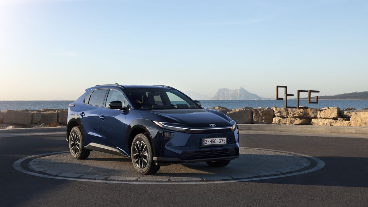Za volantem omlazené Toyoty bZ4X: Z otloukánka je povedené auto