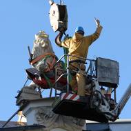 Restaurátoři odstranili 120 let starou a zhruba tunu vážící sochu lva z někdejšího secesního hotelu Veliš ve Žďáru nad Sázavou. Byla v havarijním stavu.