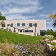 Terasa vedle domu je zastřešena plachtou.