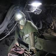 Údržbář při přípravě podzemní techniky na těžbu.  