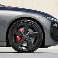 Standardem jsou 20palcové disky, testovaný vůz ale dostal stylové příplatkové 21" disky.