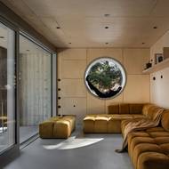 Obývací pokoj vybízí k odpočinku s výhledem do přírody.