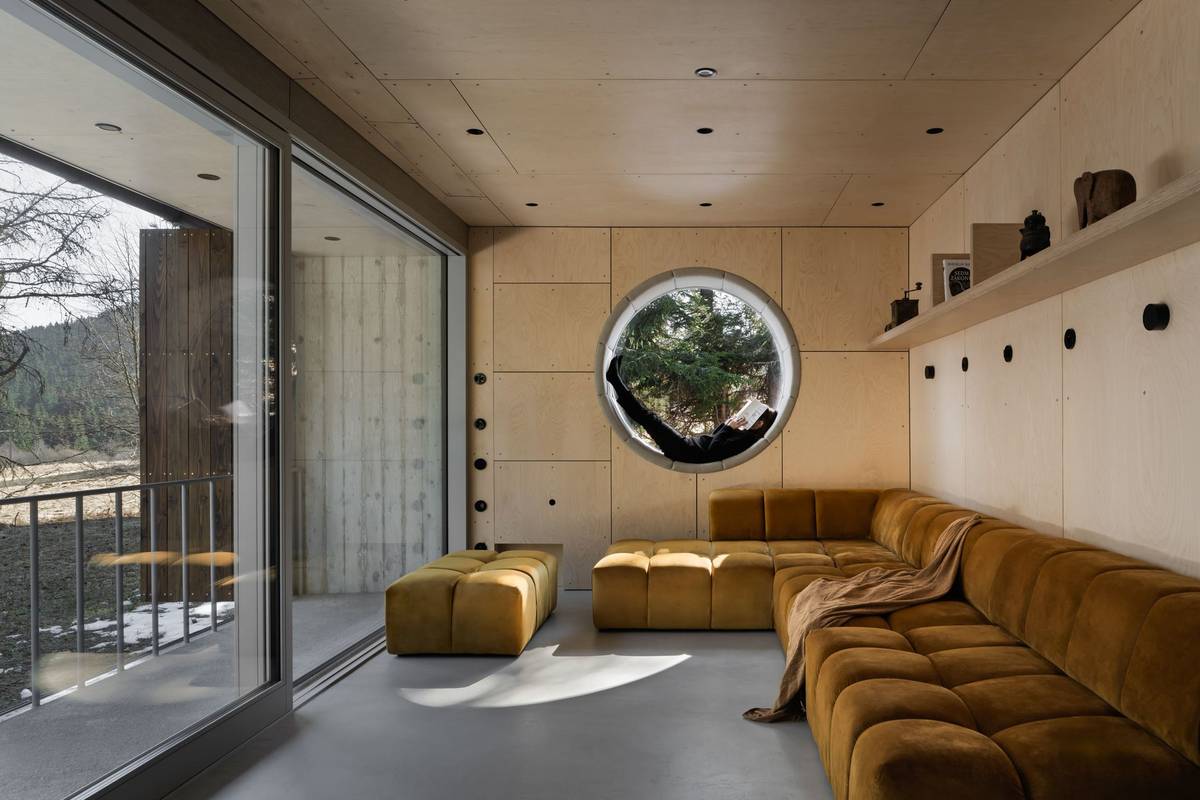 Obývací pokoj vybízí k odpočinku s výhledem do přírody.