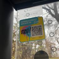 Na zastávkách jsou nálepky s QR kódy.