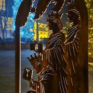 Druhou scénou je klanění tří králů, příští rok betlém rozšíří další figury.