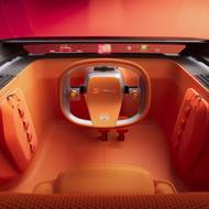 Pracoviště řidiče je jednoduché, s displejem pod čelním sklem, k jehož ovládání slouží joysticky na volantu.