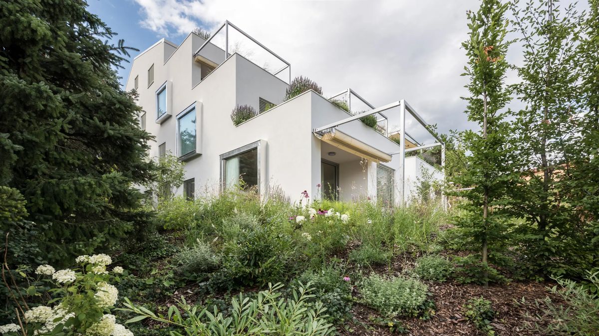 Terasový dvojdům v Krči má dvě tváře. Je součástí města, ale neruší okolní zeleň