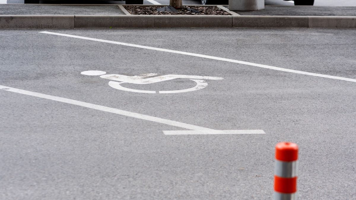 Radnice zřídila pod zaparkovaným autem místo pro handicapované, majitel vozu pak dostal několik pokut