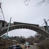 Most nad údolím Hrusického potoka se začal stavět už na konci 30. let. Šmejkalka tak patří mezi tzv. „Hitlerovy mosty.“