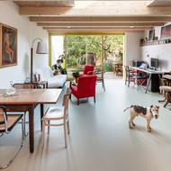 Velké prosklené posuvné dveře propojují interiér přístavby se zahradou.