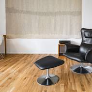 Interiér je zařízen minimalisticky a účelně.