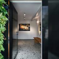 Vstup do domu je nově širší a vede skrz prosklené dveře.