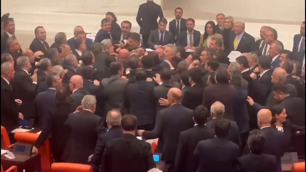 Kvůli rozpočtu se v tureckém parlamentu strhla hromadná rvačka